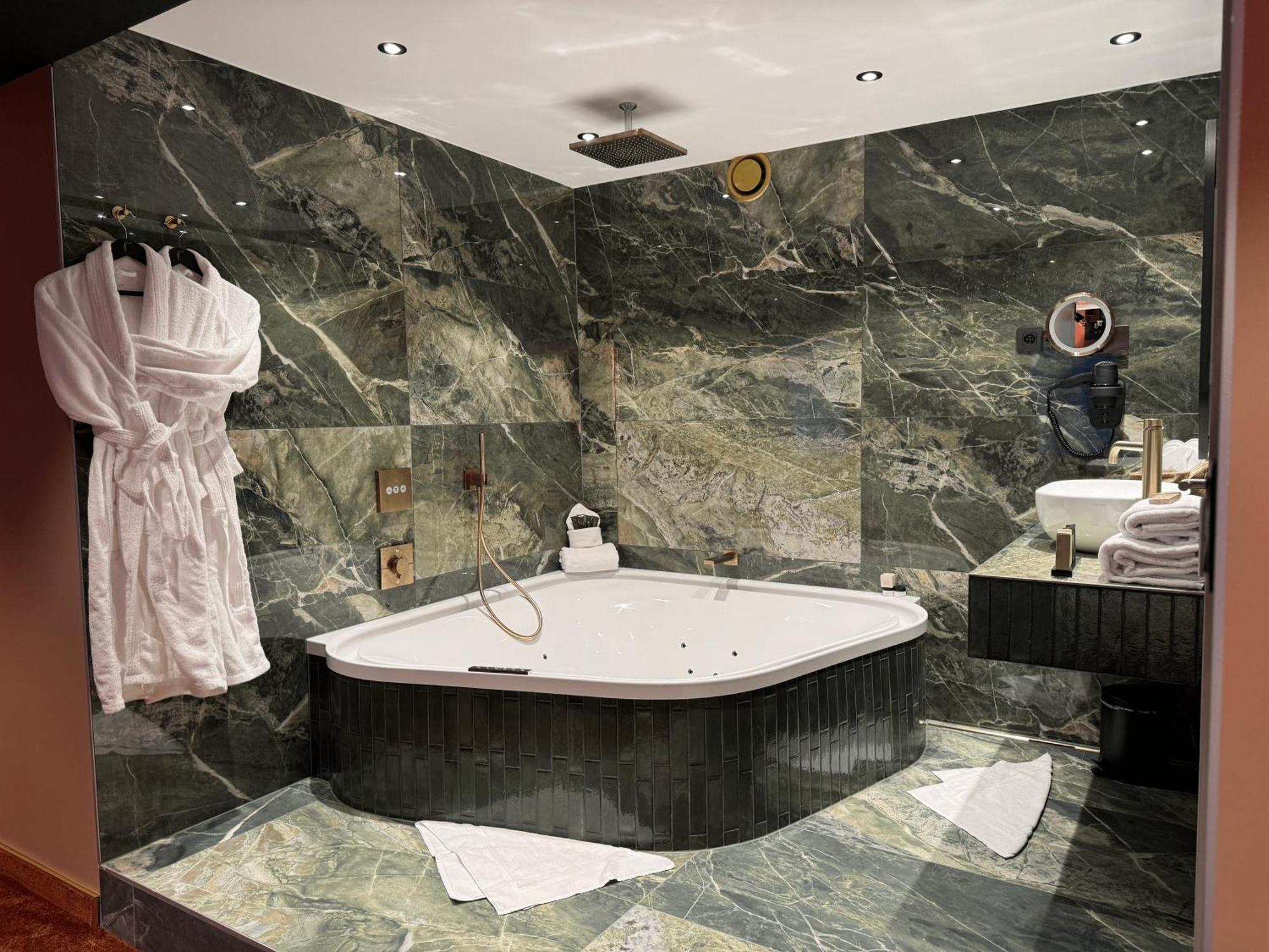 Hotel Restaurant Van Der Valk Nivelles-Sud מראה חיצוני תמונה